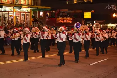 Marching_band_in_the_Gatlinburg_Christmas_parade