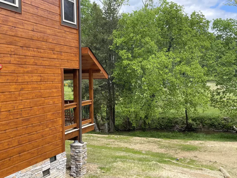 BEARS ON THE CREEK LODGE